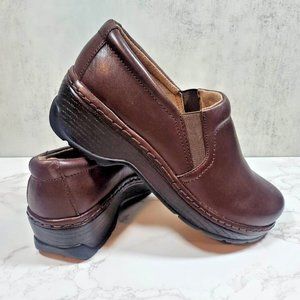 NEW Womens Klogs Brown Slip-Resistant Slip On Shoes Safety Size 8M